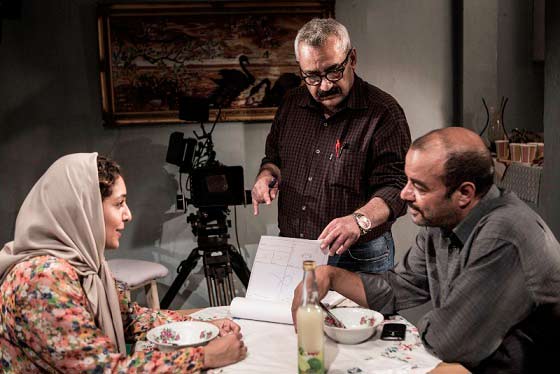 فرزاد موتمن پشت صحنه ی فیلمِ جدیدِ خوبش « خداحافظی طولانی »؛ از نظرِ من، هر چند آقای موتمن یکی از بهترین کارگردانانِ سینمای ایران است، در عینِ حال بدقولترین آدمِ ایران هم هست! برای آخرین دیدارمان هشت کیلویی وزن کم کردم.